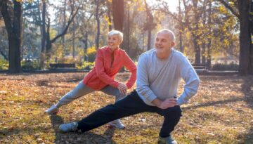 senior-couple-exercices foret