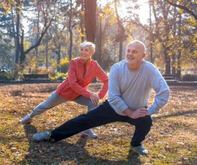 senior-couple-exercices foret